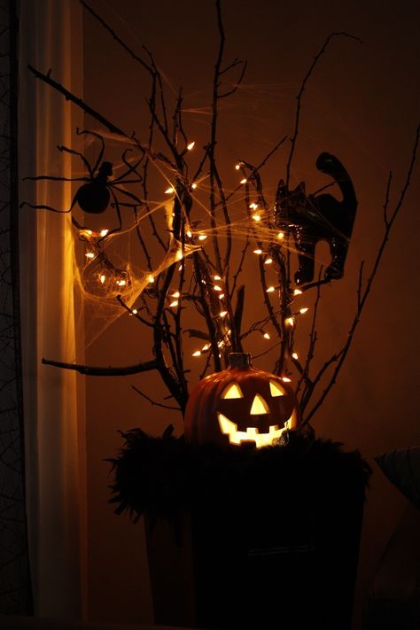 Front Yard Halloween Decorations, Halloween Entryway, Halloween Decor Diy, Photo Halloween, Hallowen Ideas, Diy Halloween Decor, Hallowen Costume, Halloween Tree, Halloween Tattoo