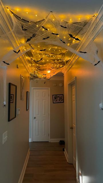 Halloween Birthday Party Decorations Diy, Decorations For Halloween Party, Halloween Decor Outdoors, Holloween Decore Room Idea, Halloween Party House Decor, Spooky Party Decor, Spooky Birthday Party Decorations, Apartment Halloween Decor Ideas, Spooky Slumber Party