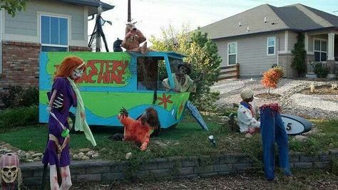 Scooby Doo Halloween! Lol zombie scooby doo and mystery machine! Scooby Doo Halloween Party, Exterior Halloween Decorations, Scooby Halloween, Bad Christmas, Mystery Inc, Scooby Doo Halloween, Halloween Tricks, Halloween Outside, Halloween Princess