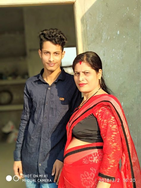 Maa Beta Image, Mother's Pic, Lord Mahadev, Indian Woman, Mom Son, Unique Blouse, Green Saree, Mom Jokes, Beautiful Women Over 40