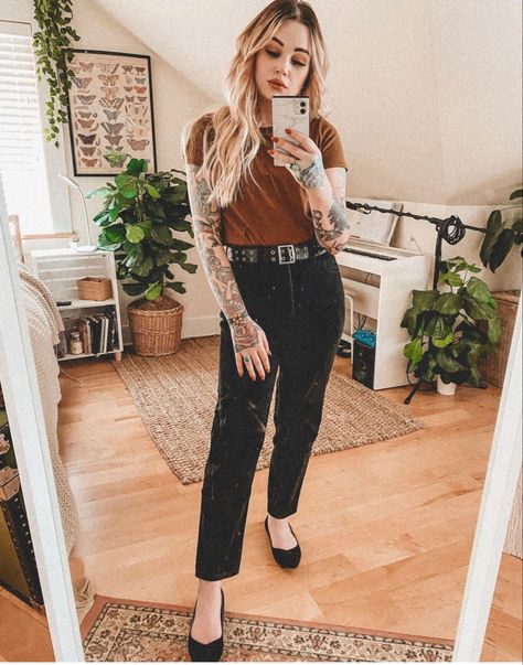 Business Casual Outfits For Women With Tattoos, Edgy Office Fashion Mid Size, 30s Edgy Outfits, Edgy Style 30s, Hipster Fashion 2023, Edgy Business Casual Summer, Punk Work Outfits Women, Edgy Teacher Style Work Outfits, Goth Mom Fashion