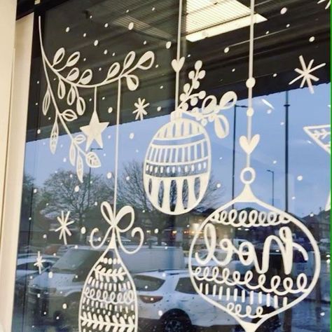 Easy Holiday Window Painting, Window Christmas Drawing Ideas, Window Winter Painting, Chalk Christmas Window, Christmas Window Chalk, Chalk Window Christmas, Christmas Window Painting Hand Drawn, Window Christmas Painting, Chalk Pen Window Art Christmas