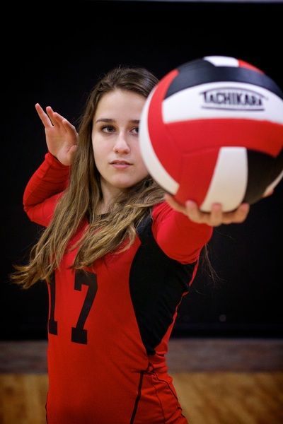 Poses For Sports Pictures Photo Ideas, Volleyball Media Poses, Volleyball Shoot Photo Ideas, Sports Photography Poses, Senior Photos Volleyball, Senior Picture Volleyball, Volleyball Picture Ideas, High School Volleyball Pictures, Senior Picture Ideas Volleyball