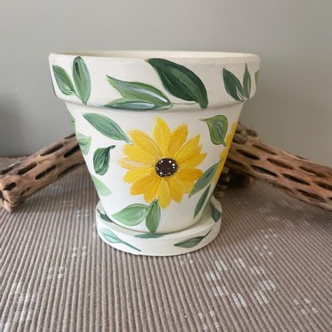 Sunflower Pot Painting, Pots Painting, Painting Pots, Diy Terra Cotta Pots, Custom Pottery, Painted Daisy, Terra Cotta Pot Crafts Diy, Pots Diy, Clay Pot Projects