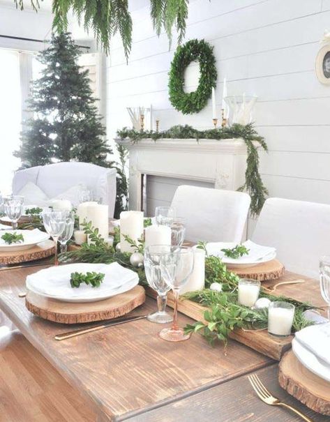 Rustic Christmas Table Settings, Christmas Table Settings Elegant, Rustic Christmas Table, Table Scape Ideas, Dinner Table Settings, Primitive Christmas Crafts, Christmas Table Ideas, Xmas Table, Christmas Vignettes