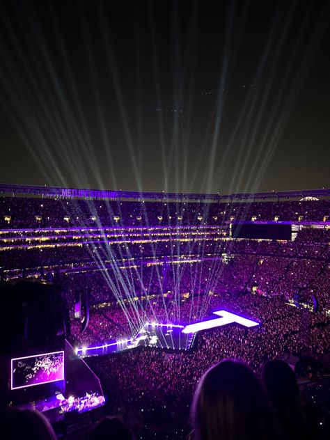 Night Concert Aesthetic, Music Industry Aesthetic, Taylor Swift Stage, Taylor Swift Concert Aesthetic, World Tour Aesthetic, The Eras Tour Aesthetic, Concert Crowd, Coldplay Concert, Concert Stage Design