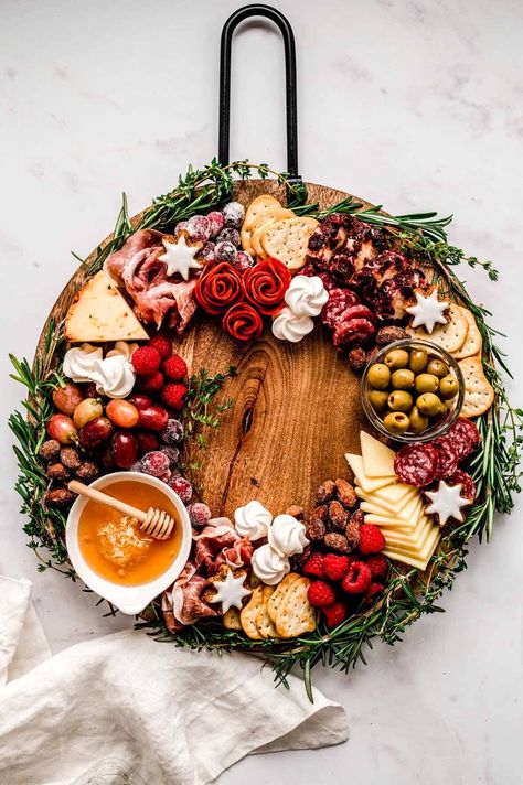 Cheese Wreath Platter, Grazing Board Christmas, Yule Charcuterie Board, Christmas Chauctier Board Ideas, Charcuterie Board Wreath, Christmas Grazing Board, Christmas Charcuterie Wreath, Christmas Wreath Charcuterie, Winter Charcuterie Board