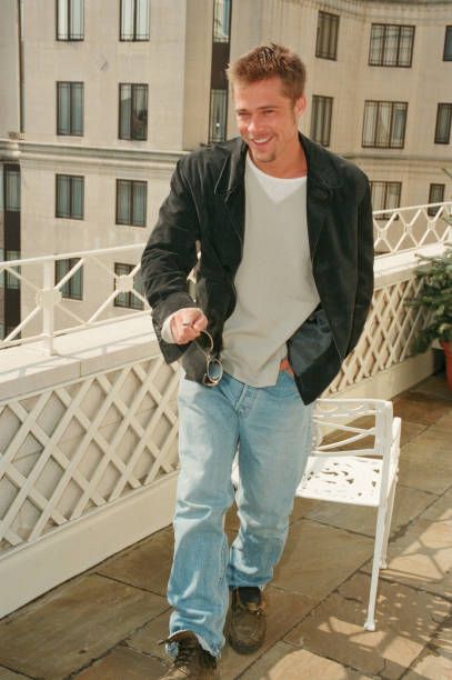 90s Aesthetic Men Outfit, 90s Aesthetic Men, Fall In London, Brad Pitt Style, Brad Pitt Photos, Legends Of The Fall, 2000s Outfits, Vintage Clothing Stores, Brad Pitt