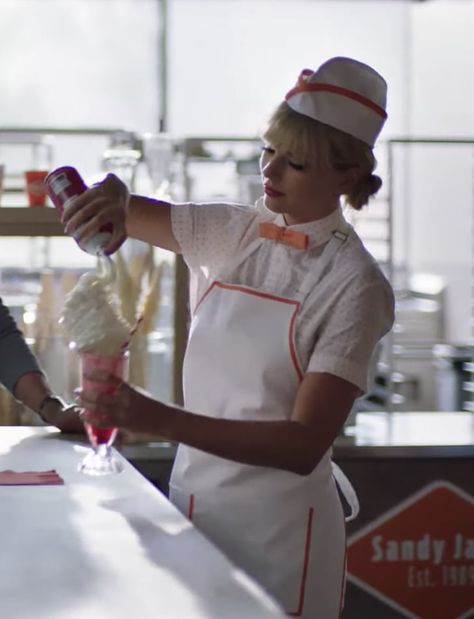 Taylor Swift, Queen of Easter Eggs, Stars as an Awful Server in This New Commercial Taylor Swift Capital One, Taylor Swift Easter, Taylor Swift Queen, Bf Taylor, Tyler Swift, Lover Era, Capital One, Long Live Taylor Swift, Live Taylor