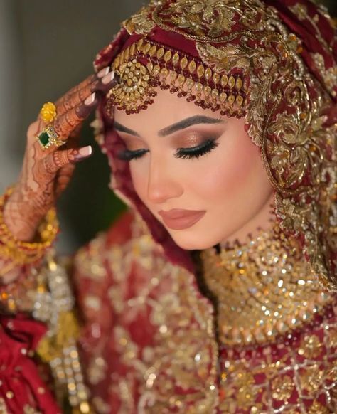 Hijab Nikkah Bride, Bridal Hijab Styles Pakistani, Hijabi Dulhan, Indian Hijabi Bride, Hijabi Bride Pakistani, Styling Dupatta, Desi Bride Makeup, Pakistani Bridal Makeup Red, Bride Checklist