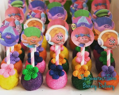 Trolls Cake Pops, Trolls Dessert Ideas, Trolls Cake Pops Ideas, Trolls Treats, Trolls Dessert Table, Trolls Dinner Food, Princess Poppy Cake, Queen Barb Trolls Party, Troll Cake