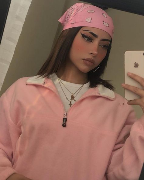 Baddie Bandana Hairstyles, Chica Chola, Christmas Outfit Inspiration, Pink Glam, Cute Skirt Outfits, Grunge Streetwear, Bandana Hairstyles, Photo Makeup, Cute Couple Selfies