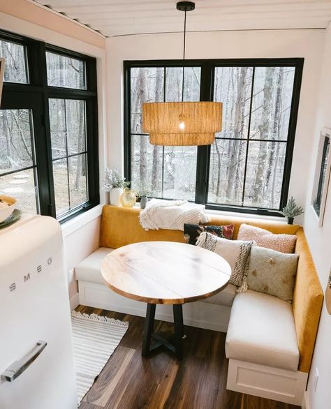 Built In Banquette, Tiny House Inspiration, Large Decor, Tiny House Decor, Tiny House Interior, Tiny House Living, Tiny House Plans, Tiny House Design, Tiny Living