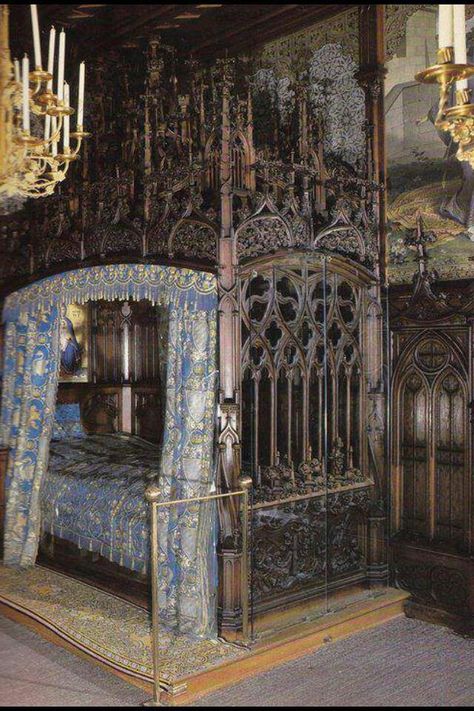 Bed cama gótica Gothic Victorian Bed Frame, Bed Frames Gothic, Cottage Goth Bed, Modern Gothic Bedroom, Gothic Bed Frame King, Gothic King Size Bed, Steampunk Bedroom, Gothic Homes, Antique Bed