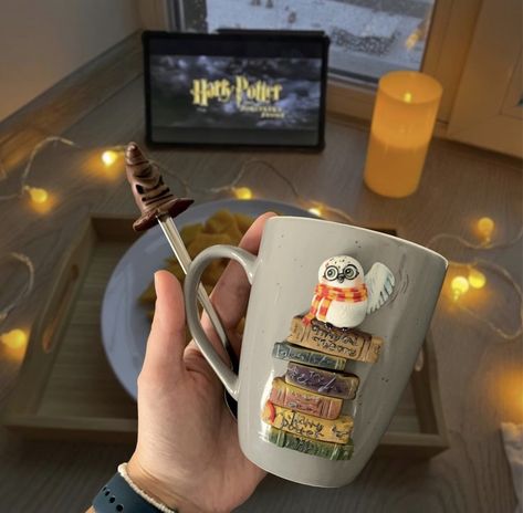 Harry Potter Coffee Mug, Over The Garden Wall Mug, Harry Potter Clay Ideas Easy, Harry Potter Pottery Painting Ideas, Harry Potter Ceramics, Mugs Shelf, Halloween Mugs Coffee Cups, Harry Potter Pottery, Harry Potter Cups