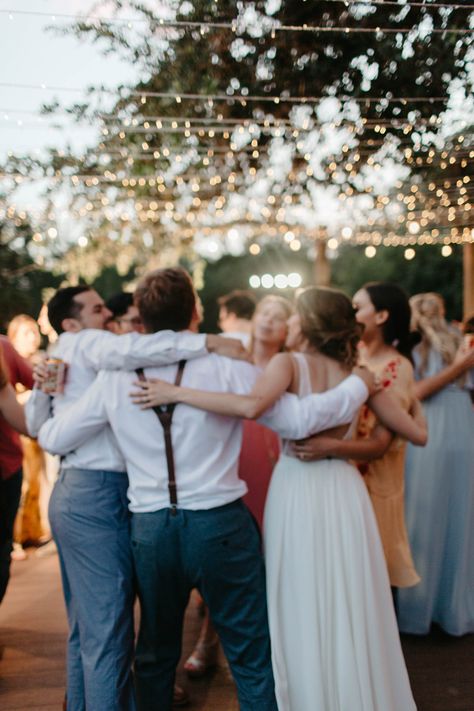 Wedding Friend Photos, Wedding Photography With Friends, Wedding Photo Ideas Friends, Wedding Photography Casual, Wedding Dance Photography, Wedding Pic With Friends, Wedding Photos Friends, Wedding Photo With Friends, Non Posed Wedding Photos