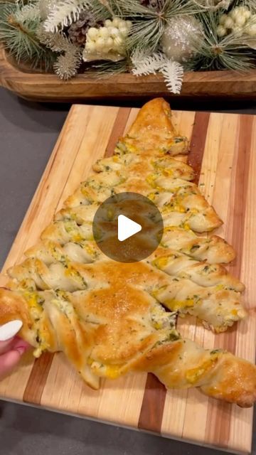 Cici on Instagram: "A mandatory repost from last year: Artichoke dip pull apart Christmas Tree 🎄 Recipe ⤵️ Preheat oven to 400 Make Dip: Saute 1tbs garlic Add 3 cups spinach & 1 jar artichokes chopped up Saute for a couple min then add 1/4 cup Mayo 1/2 cup sour cream 8oz cream cheese 1 cup mozzarella 1/4 cup Parmesan Add salt & pepper to taste Take 1 can of pizza dough - Cut as shown in video Press together the 2 cut triangles and place filling on top and sprinkle more cheese Place whole triangle on top and make slits on each side leaving a little space in the middle Twist each piece at 1-3 times depending how long it is Bake for 20 min or until golden brown Brush with melted butter and enjoy!" Pull Apart Christmas Tree, Christmas Tree Food, Christmas Dinner Menu, Appetizer Dishes, Potato Gratin, Puff Pastry Recipes, Bread Recipes Sweet, Artichoke Dip, Christmas Dishes