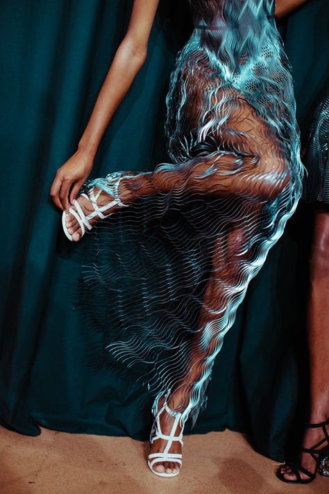 Sea Creature Inspired Fashion, Iris Van Herpen Couture, Girlfriend Experience, Iris Van Herpen, Indian Salwar Kameez, Couture Mode, Futuristic Fashion, Shalwar Kameez, Future Fashion