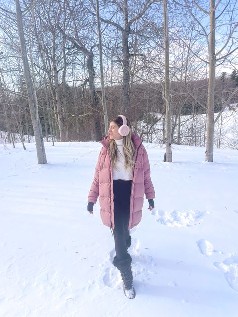 Pink Long Jacket Outfit Winter, Pink Beanie Outfit Winter, Long Pink Puffer Jacket Outfit, How To Style Pink Puffer Jacket, Pink Puffer Jacket Outfit Aesthetic, Pink Winter Jacket Outfit, Light Pink Puffer Jacket Outfit, Puffer Jacket Outfit Pink, Pink Puffer Coat Outfit