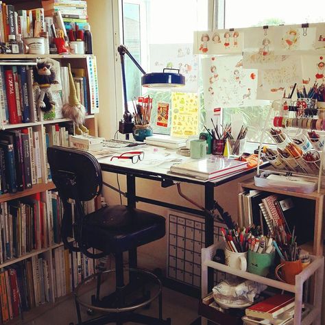 Mangaka Workspace, Dream Art Room, Art Workspace, Artist Workspace, Pastel Room Decor, Art Studio Room, Gamer Room Decor, Pastel Room, Studio Room