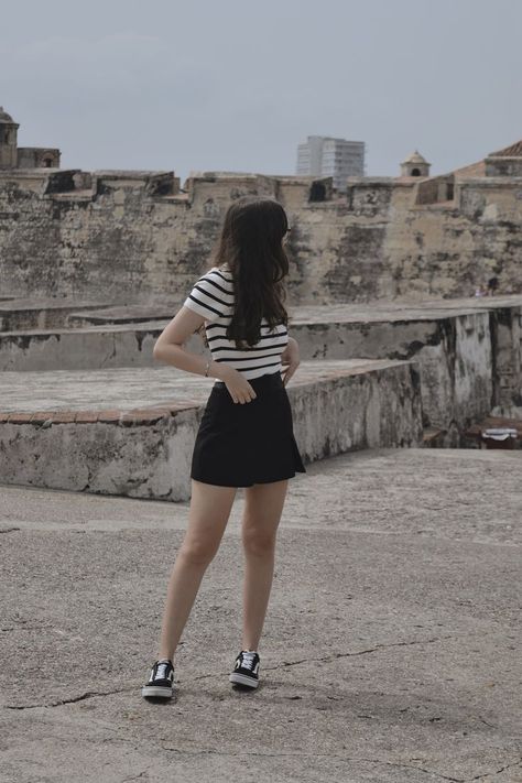 Black Jersey Mini Skirt Outfit, Outfits With Black Skirt Summer, Skirt And Vans Outfit, Black Vans Outfit Women, Skirt With Vans, Striped Tshirt Outfits, Black Skirt White Shirt, Casual Black Skirt, Workout Skirt Outfit