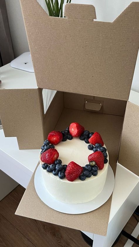 Fruit Cake Design, Bd Cake, Funny Birthday Cakes, Berry Cake, Creative Birthday Cakes, Easy Baking Recipes Desserts, Birthday Inspo, Pretty Birthday Cakes, Cake Inspo