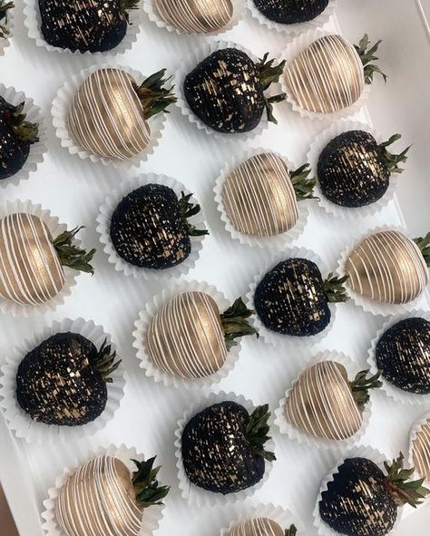 Black And Gold Desserts, Black And Gold Treat Table, Black Cake Pops, Cake Pop Tutorial, Black Food Coloring, Gold Dessert, Treat Table, Birthday Things, Chocolate Covered Treats