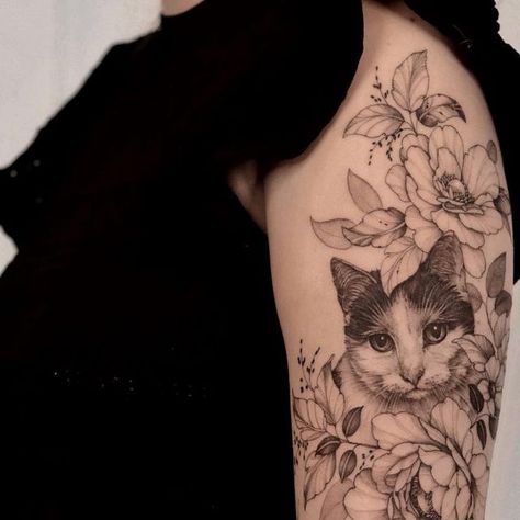 Zuza Polakowska • 𝒷ℴ𝓉𝒶𝓃𝒾𝒸𝒶𝓁 ✽ 𝒻𝒾𝓃ℯ 𝓁𝒾𝓃ℯ 𝒶𝓇𝓉 on Instagram: "Full shot of Dominika’s cat sleeve 🐈‍⬛ ✨2 sessions✨ ✉️tattoo@zuzapolakowska.com __________________________ #cattattoo #plantstattoo #finetattoo #peonytattoo #catstattoo #singleneedle #peoniestattoo #freesiatattoo #finelinetattoo #fineline #engravingtattoo #delicatetattoo #birdtattoo #femaletattoo#onlyblackart #rosestattoo#botanicaltattoo#zuzapolakowska #silesiatattoo#katowicetattoo #katowice" Bird Tattoo Sleeves, Flower Shoulder Tattoo, Engraving Tattoo, Cat Tattoo Designs, Delicate Tattoo, E Tattoo, Cat Flowers, Tattoo Feminina, Dainty Tattoos