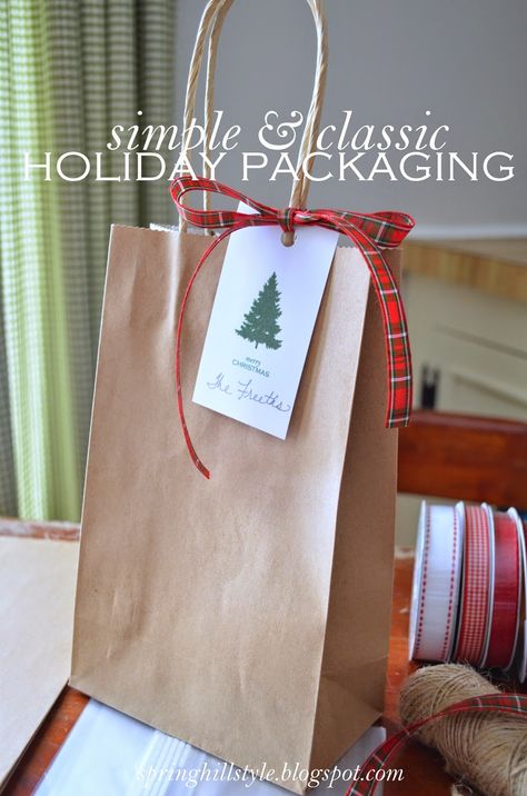 Kraft Paper Bag Christmas, Kraft Bag Christmas Packaging Ideas, Packing Christmas Gifts, Christmas Present Packaging, Christmas Bag Decorating Ideas, Gift Wrapping Simple, Christmas Packages, Pretty Gift Wrapping Ideas, Gift Wrap Ideas