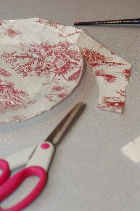 DIY Project: How to Make your Own Custom Glass Plates | Tikkido.com Diy Decoupage Plates, Clear Plastic Plates, Diy Decoupage, Decoupage Plates, Clear Glass Plates, Clear Plates, Melting Glass, Tissue Paper Crafts, Decoupage Decor