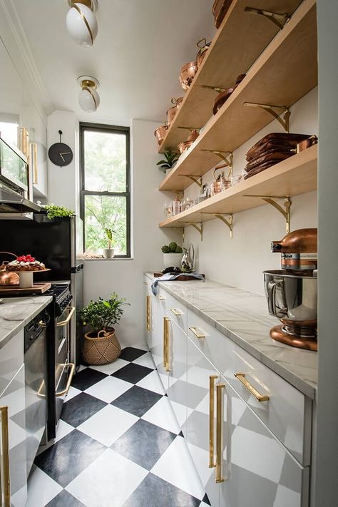 Kitchen With Open Shelves, Narrow Kitchen Design, New York Studio Apartment, Apartemen Studio, Checkered Floor, Tiny Kitchen Design, Desain Pantry, Small Apartment Kitchen, Narrow Kitchen