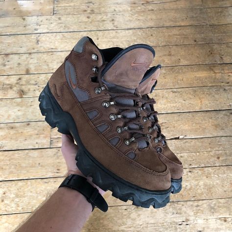 MICHAEL FORD (@imposter00) • Photos et vidéos Instagram Best Winter Shoes, Nike Hiking, Nike Acg Boots, Alt Shoes, Twilight Dr, Air Nike, Mens Outdoor Clothing, Dad Shoes, Bobs Burgers