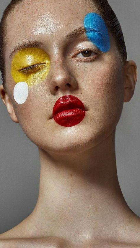 Hair And Makeup Ideas Photoshoot, Primary Color Makeup Look, Makeup Colorful Creative, Avant Garde Makeup Simple, Geometric Eye Makeup, Face Paint Photoshoot, Creative Makeup Photoshoot Ideas, Easy Creative Makeup, Creative Makeup Looks Colorful