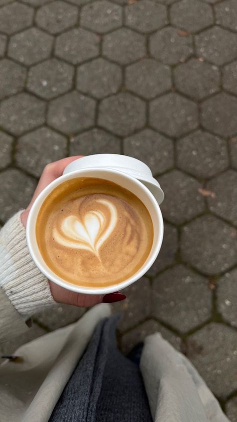 Coffee Shop Aesthetic, Coffee Obsession, Dream Aesthetic, Cozy Coffee, Chocolate Caliente, Coffee Aesthetic, Coffee Photography, Aesthetic Coffee, A Cup Of Coffee