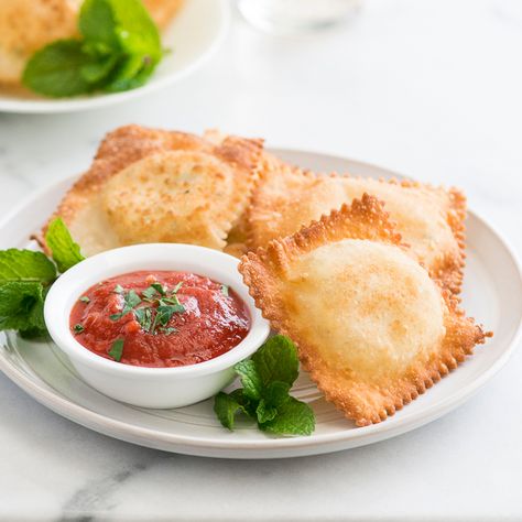 Crispy Wonton Ricotta and Mint Ravioli | Food & Wine Wonton Ravioli, Deep Fried Wontons, Heavenly Recipes, Ricotta Ravioli, Crispy Wonton, Fried Wontons, Party Bites, Stuffed Pasta, Fried Tomatoes