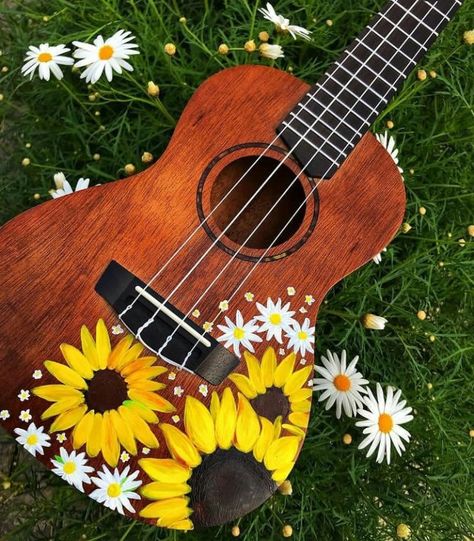 Painting On Ukelele, Ukelele Painted Aesthetic, Painting On Guitar Aesthetic, Painted Violin Ideas, Ukelele Designs Art, Painted Ukulele Aesthetic, Custom Guitars Acoustic, Painting On Guitar Ideas, Guitar Custom Paint