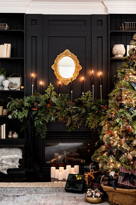 Moody Christmas, Dark Christmas, Dekor Diy, Christmas Tours, Christmas Decorations Living Room, Christmas Living Rooms, Christmas Inspo, Holiday House, Christmas Mantels