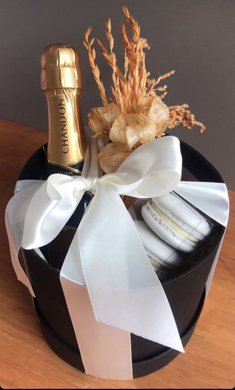 New Year Hamper Ideas, 30 Year Old Women, Champagne Gift Basket, Hamper Diy, Champagne Gift Baskets, Homemade Gift Baskets, Champagne Gift, Cute Couple Gifts, Hoco Proposals