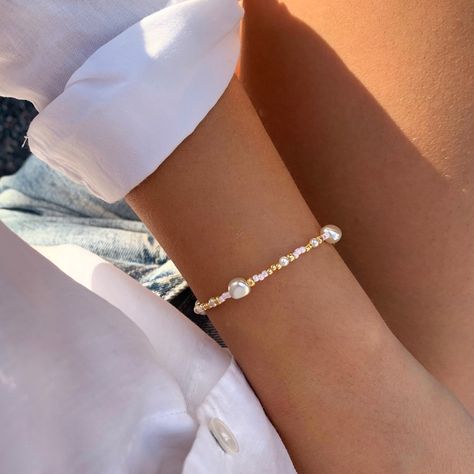 Homemade Pearl Bracelet, Pearl Beads Bracelet Ideas, Pearl And Bead Bracelet, Beaded Bracelets Pearl, Pearl Beaded Jewelry, Pearl Bead Bracelet Ideas, Pearl Beads Bracelet, Pink Beads Bracelets, Homemade Bracelets With Beads