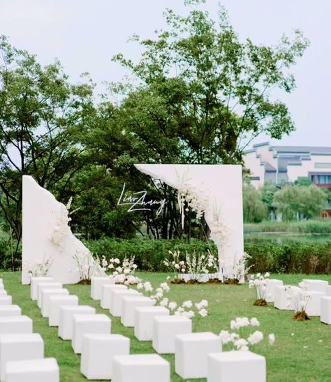 Outdoor Wedding Stage, Minimal Wedding Backdrop, Outdoor Wedding Backdrop, Wedding Decorations Outdoor, White Wedding Stage Decor Elegant, Minimalist Pelamin Nikah, Pelaminan Outdoor, Pelamin All White, Pelamin White Theme