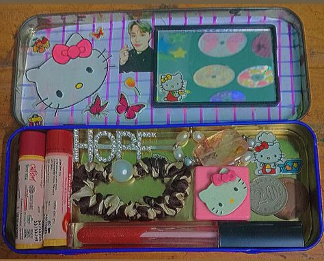 If you ask me yes, this is a geometry box.Don’t worry It's old so I thought I would transform it. It turned out so cool and yes it has a little mirror in it. Perfect for girlies 💕 Tin Wallet, Altoids Wallet, Cute Box, Book Art Diy, Diy Box, So Cool, Drawing Techniques, Ask Me, Art Diy