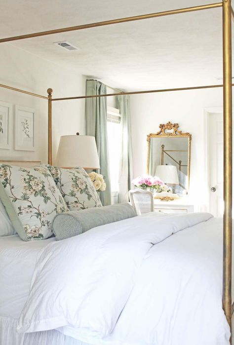 Bright Traditional Bedroom, Master Bedrooms Grandmillenial, French Modern Home Interiors Bedroom, Traditional Bedroom Decor Ideas, Southern Bedrooms, New Traditional Bedroom, Grand Millennial Bedroom, Grandmillennial Bedroom, French Bedroom Furniture