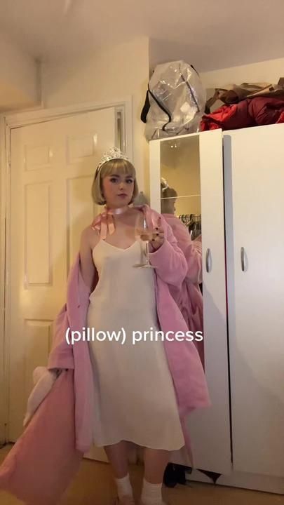 Pillow Princess Halloween Costume, Halloween Costumes Closet, Closet Costumes Halloween, Easy Aesthetic Halloween Costumes, Princess Costume Aesthetic, Pillow Princess Costume, Princess And The Pea Costume, Easy Princess Costume, Cozy Halloween Costumes