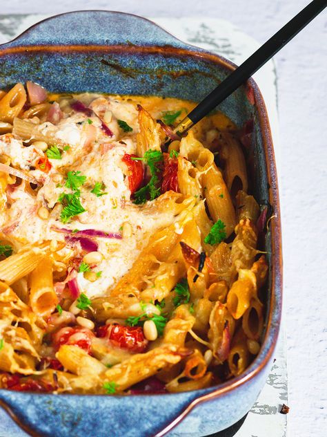 Voici une recette facile et rapide de pâte à la tomate et à la burrata. L'été je privilégie toujours les légumes comme les aubergines, courgettes, concombres, Pad Thai, Red Curry, Thai Red Curry, Macaroni, Macaroni And Cheese, Food And Drink, Pasta, Cheese, Ethnic Recipes