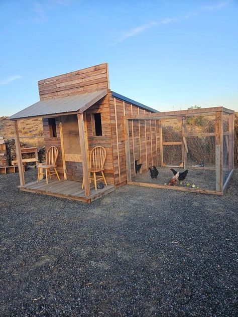 Pallet Chicken Coops, Wood Chicken Coop, Wood Chicken, Chicken Coop Pallets, Chicken Roost, Farm Cabin, Cute Chicken Coops, Coop Run, Farm Chickens