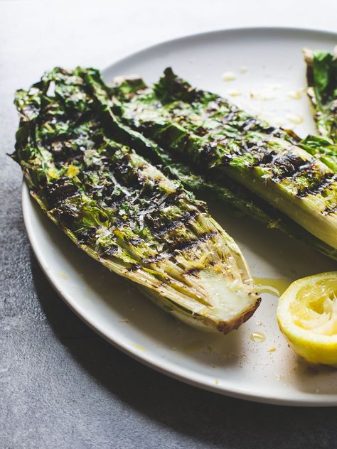 Grilled Romaine Lettuce Cos Lettuce Salads, Grilled Romaine Salad Recipes, Grilled Lettuce, Grilled Caesar Salad, Creative Salads, Grilled Romaine Lettuce, Vegetarian Grilling Recipes, Grilled Romaine Salad, Harvest Tables