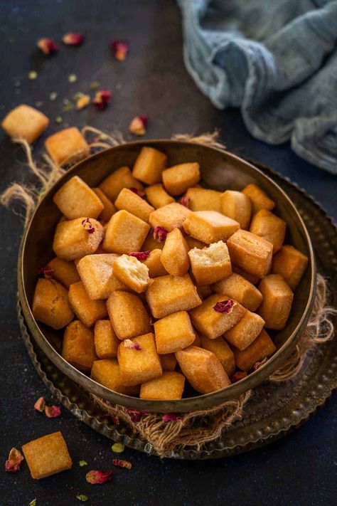 Shankarpali is a Maharashtrian snack that is basically deep-fried crispy flour biscuits. It can be made sweet or savory. Shankarpali Recipe, Crispy Biscuits, Kerala Snacks, Diwali Special Recipes, Diwali Sweets Recipe, Flour Biscuits, Gujarati Snacks, Recipes In Marathi, Diwali Snacks