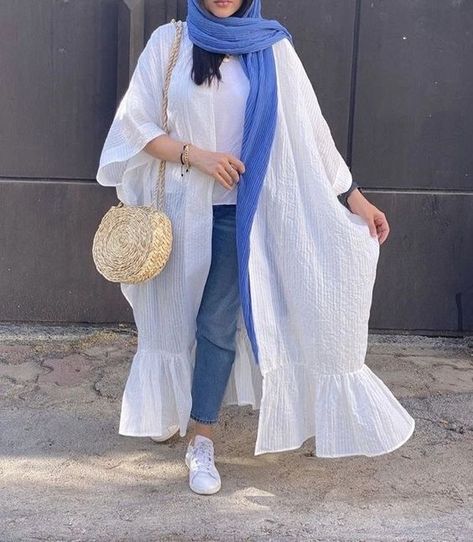 Persian Outfits, Manto Iranian, Iranian Fashion, Persian Fashion, Kaftan Designs, Mode Kimono, Muslim Fashion Hijab Outfits, Iranian Women Fashion, Women Blouses Fashion