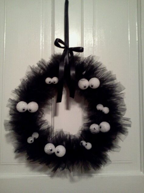 Tulle Crafts, Easy Wreath, Google Eyes, Tulle Wreath, Easy Wreaths, Diy Halloween Wreath, Adornos Halloween, Halloween Crafts Decorations, Spooky Halloween Decorations