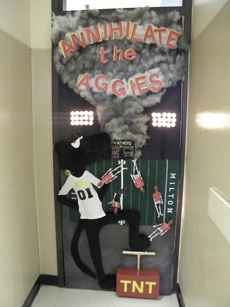 Football Door Decorations For School, Hoco Door Decorating Football, Homecoming Door Ideas Football, Homecoming Door Decorations High School, Hotel Door Decorations Sports, Football Themed Classroom Door, Homecoming Door Ideas, Homecoming Door Decorations, Homecoming Decorations Hallway